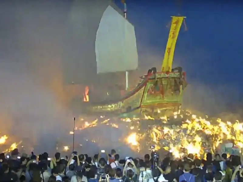 東港迎王平安祭典圓滿落幕，清晨5時16分王船隨即點燃，象徵代天巡狩的千歲爺已帶走境內厄運、瘟疫，遊天河上繳玉旨。(圖/東隆宮提供)