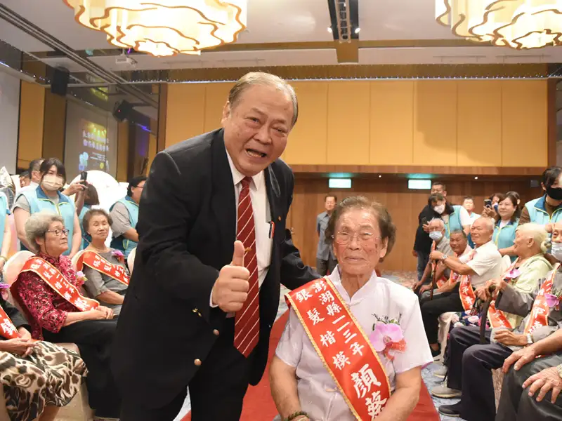 澎湖縣長陳光復向97歲銀髮楷模顏蔡連理道賀。(圖/澎湖縣政府提供)