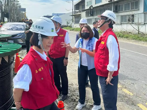 市議員邱于軒表示，和台電溝通後，才知道他們從早上五點就開始搶修到夜裡，由於四處都在通報，他們早已忙到人仰馬翻。（記者吳文欽攝）