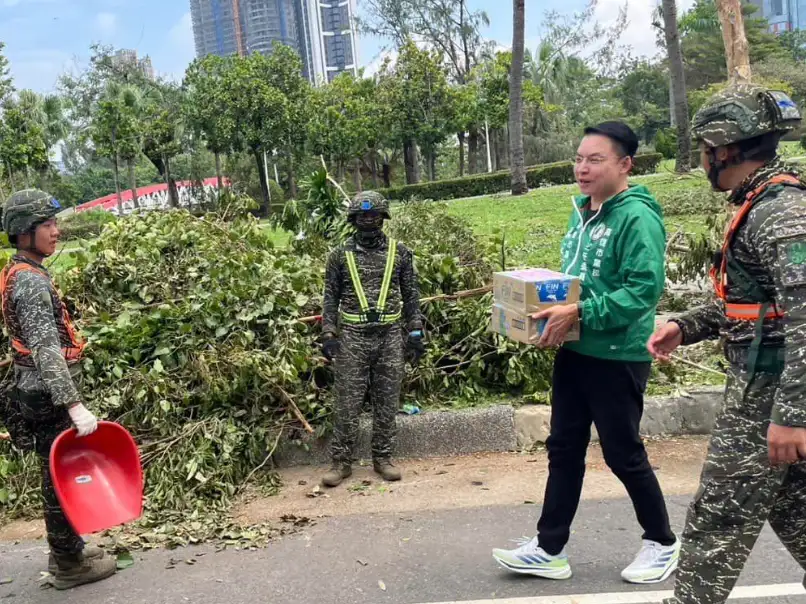 市議員黃文益為了表達對第一線人員救災的感謝之意，分送運動飲料讓他們可以解渴，也讓他們知道大家都真心感謝。（記者吳文欽攝）