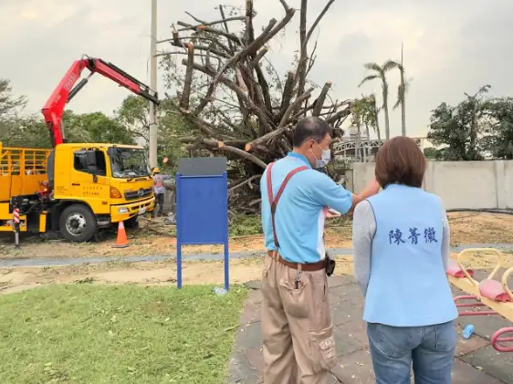 立委陳菁徽呼籲行政院長卓榮泰率領整個行政團隊，全力協助高屏地區災後復原。（記者吳文欽攝）