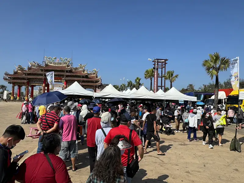 每年的鯤鯓王平安鹽祭活動吸引來自世界各地的遊客參與。(記者張振興攝)