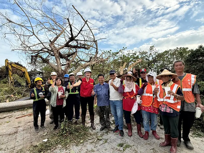 觀光局於解除颱風警報後隨即展開景區災後復原，移除各景區影響道路通行之傾倒樹木。（記者吳文欽攝）