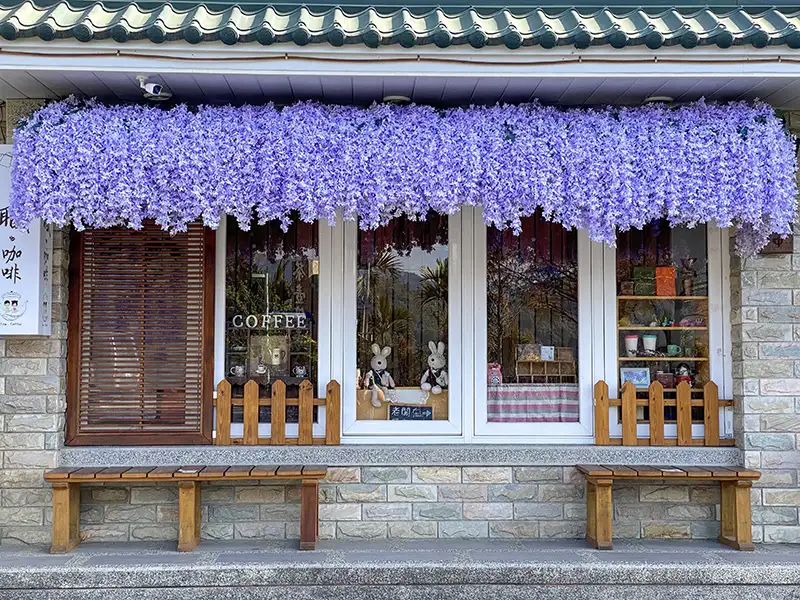 「茶壺咖啡語茶莊園」的永不凋謝粉紫花串從屋簷洩下(圖/文觀局 企劃科 提供)