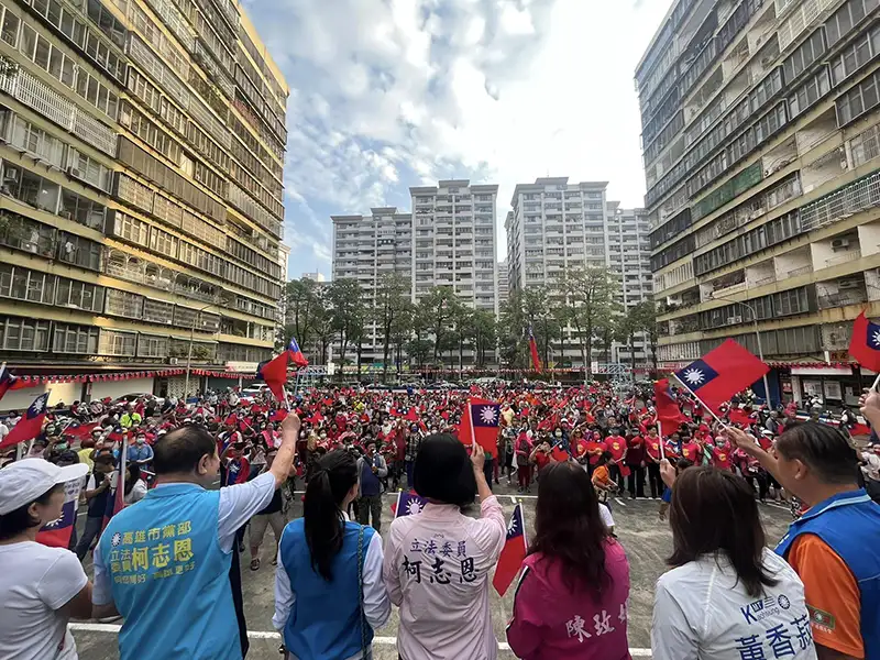 立委柯志恩國慶日上午先後參加左營果貿社區升旗典禮後，及市府四維行政中心前廣場的國慶升旗典禮。（記者吳文欽攝）