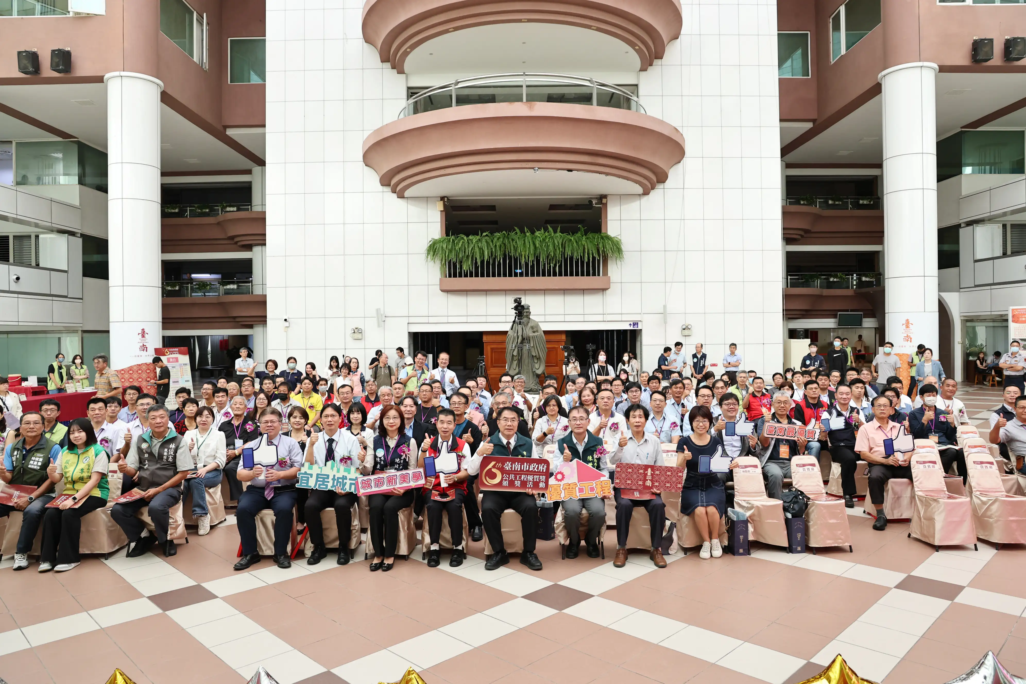 臺南市政府舉辦第6屆公共工程優質獎，市長黃偉哲親自頒獎給獲獎機關。(圖/台南市政府 提供)