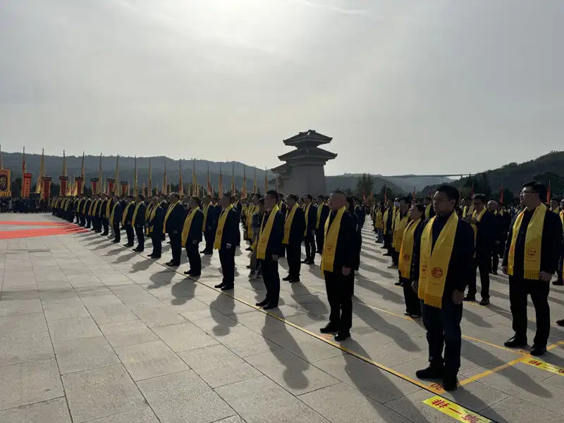 來自兩岸各界的中華兒女齊聚黃陵縣黃帝陵軒轅廣場，共同祭拜中華民族的人文初祖軒轅黃帝。