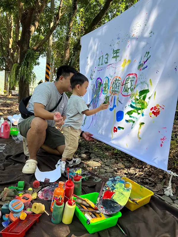 孩子眼神專注看著塗鴉機作品在紙上彈跳、旋轉、碰撞或移動，不由自主發出驚叫及歡呼聲，就像在探索世界。（屏東縣政府提供）