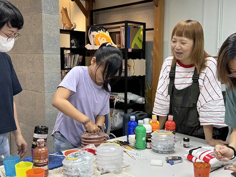 學生學習如何將紙漿調色。(圖/南方創客基地 提供)