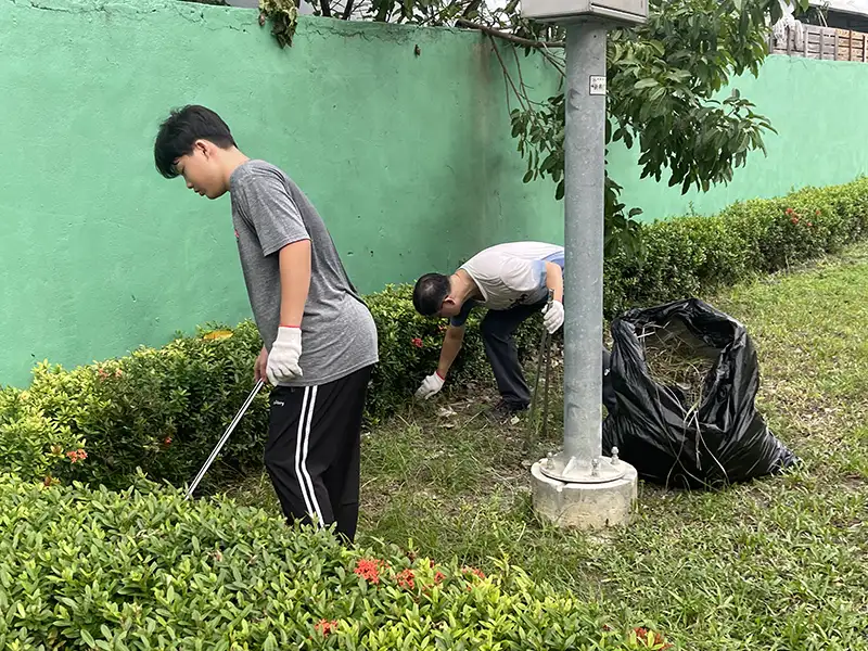 新興區建華里長吳文欽呼籲飼主能夠發揮公德心，切勿放任毛小孩排便，或能隨手清理狗便，以免污染社區公園環境衛生。（記者許正雄攝）