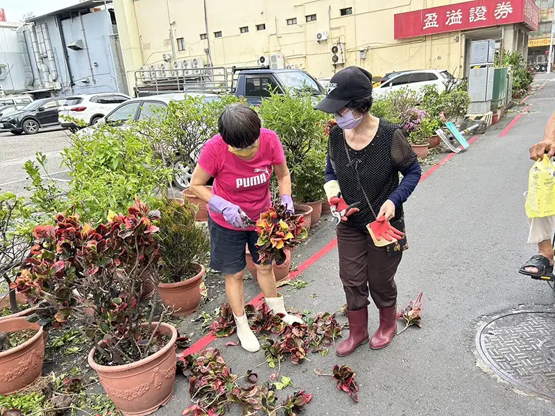 新興區建華里長吳文欽呼籲飼主能夠發揮公德心，切勿放任毛小孩排便，或能隨手清理狗便，以免污染社區公園環境衛生。（記者許正雄攝）