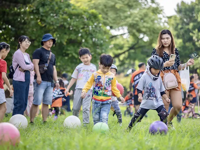 活動以親子為主題，結合岡山公園地景設計兒童滑步車趣味競賽。（記者吳文欽攝）