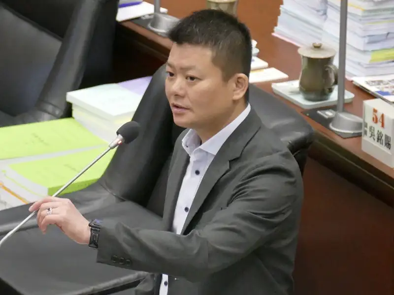 山陀兒颱風重創校園，副議長曾俊傑議會質詢要求教育局儘速完成搶修，讓校園回歸正常。（記者吳文欽攝）