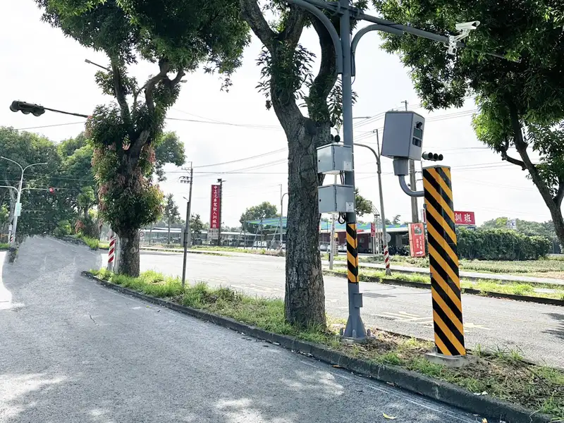 嘉義縣警察局於中正大學大學路與正大路交叉口新增科技執法設備，預計於12月1日起正式啟用執法。(圖/嘉縣警察局提供)