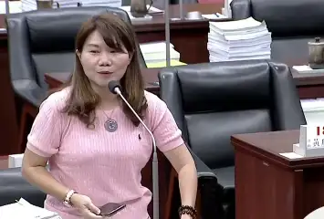 市議員李雅靜要求教育局，應公開向學生及家長說明清楚，這份青年服勤意願調查表無強制力。（記者吳文欽攝）