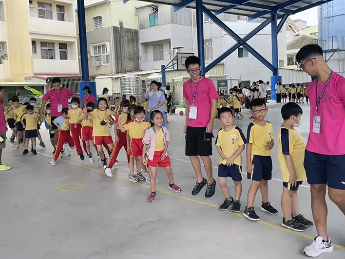 嘉藥大學生與國小孩童透過遊戲建立起彼此信任感。(圖/嘉南藥理大學 提供)