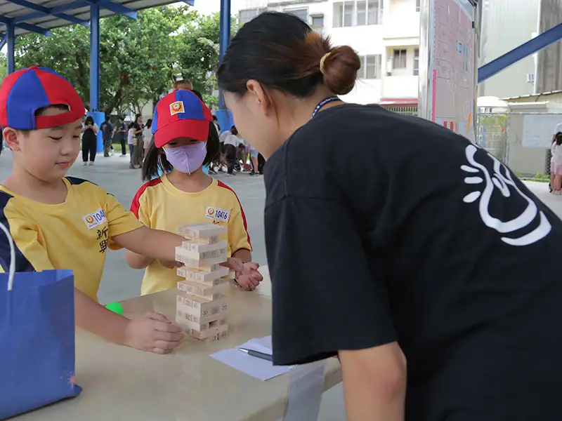 嘉藥大學生引導國小孩童闖關遊戲。(圖/嘉南藥理大學 提供)