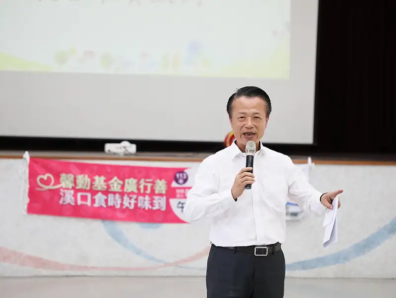 翁章梁說，教育部努力推動中央廚房政策，大幅改善偏鄉學校營養午餐品質。(圖/溪口國小 提供)