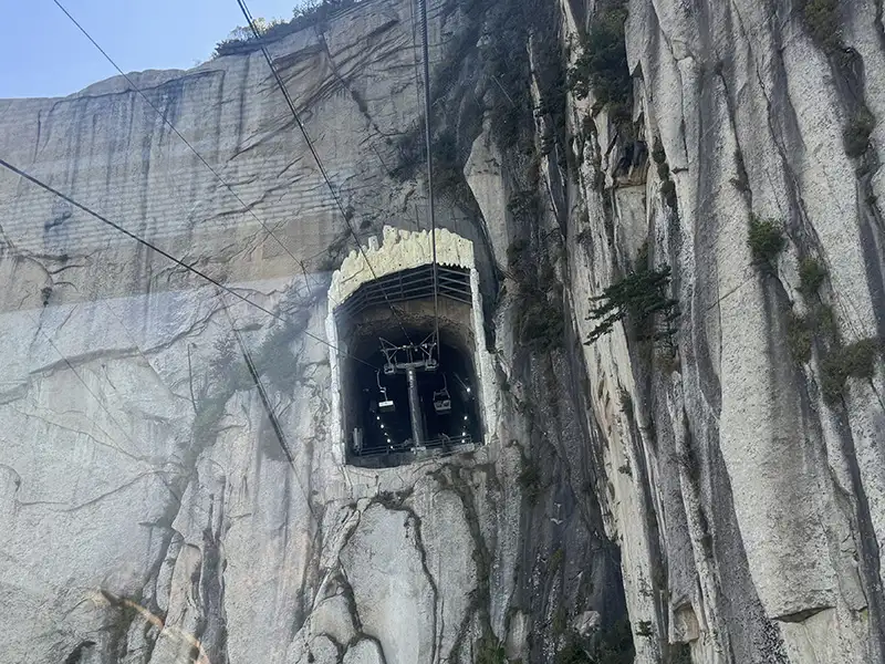 華山西峰纜車穿過陡峭懸崖中的隧道，通往華山山頂。