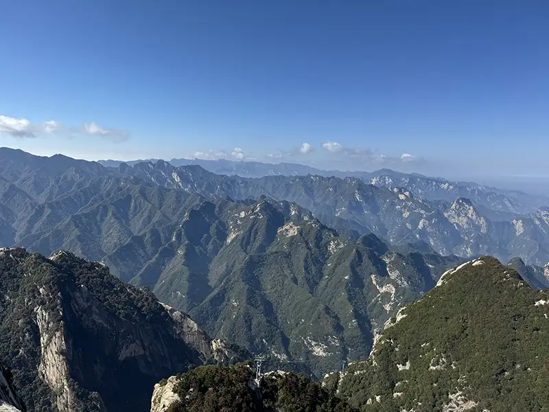 乘坐纜車俯瞰華山壯麗的自然景觀。