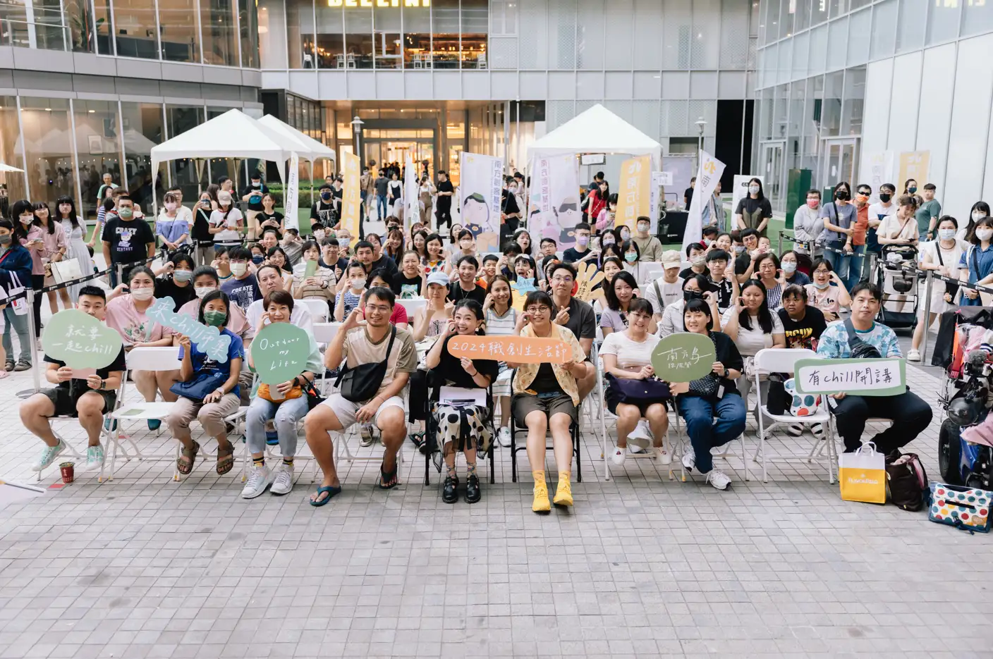 當天邀請20攤的創客攤位至現場展售，和現場民眾大合照。（圖/雲嘉南分署提供）