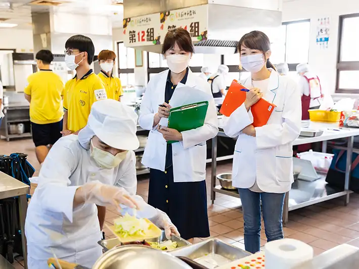 第二屆屏東廚神爭霸戰「營養午餐創意料理秀」，即日起報名至11月15日止。（屏東縣政府提供）