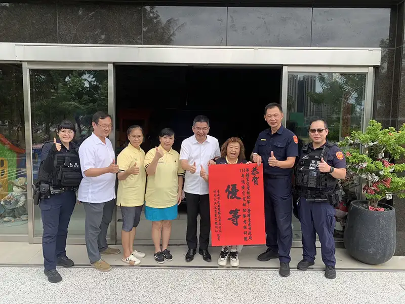 第五分局分局長洪宏榮前往各獲獎巡守隊祝賀。(圖/第五分局提供)