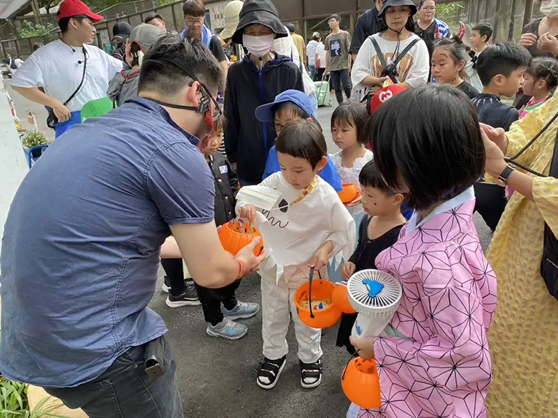 萌寶們於26日穿上可愛動物造型或萬聖節元素裝扮，一同參與萌寶大遊行。（記者吳文欽攝）