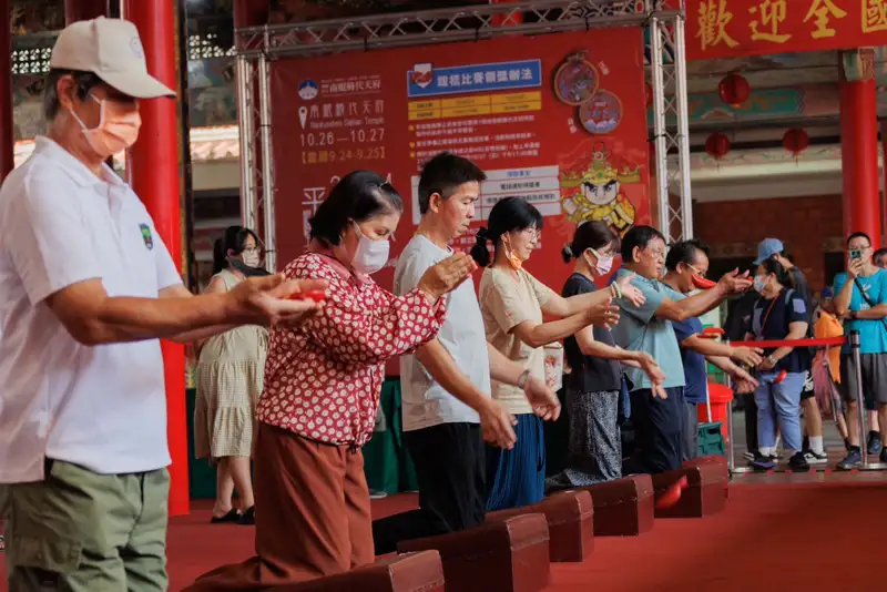 鯤鯓王平安鹽祭跋桮活動吸引眾多民眾參加。(圖/張振興攝)