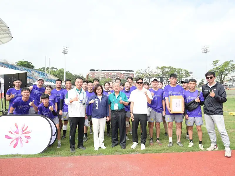 議長康裕成前往在屏東縣立田徑場舉辦的全民運動會，為飛盤八強賽的高雄隊加油。（高雄市議會提供）