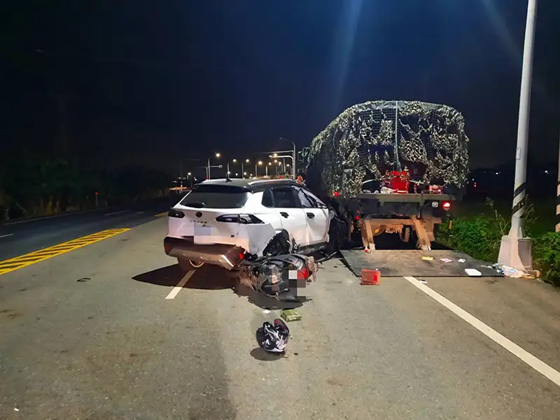 自小客車撞擊靜停路邊的軍車，波及站立於後方的軍車駕駛，後方機車騎士閃避不及再撞擊自小客車，造成三人受傷送醫。(圖/朴子分局提供)