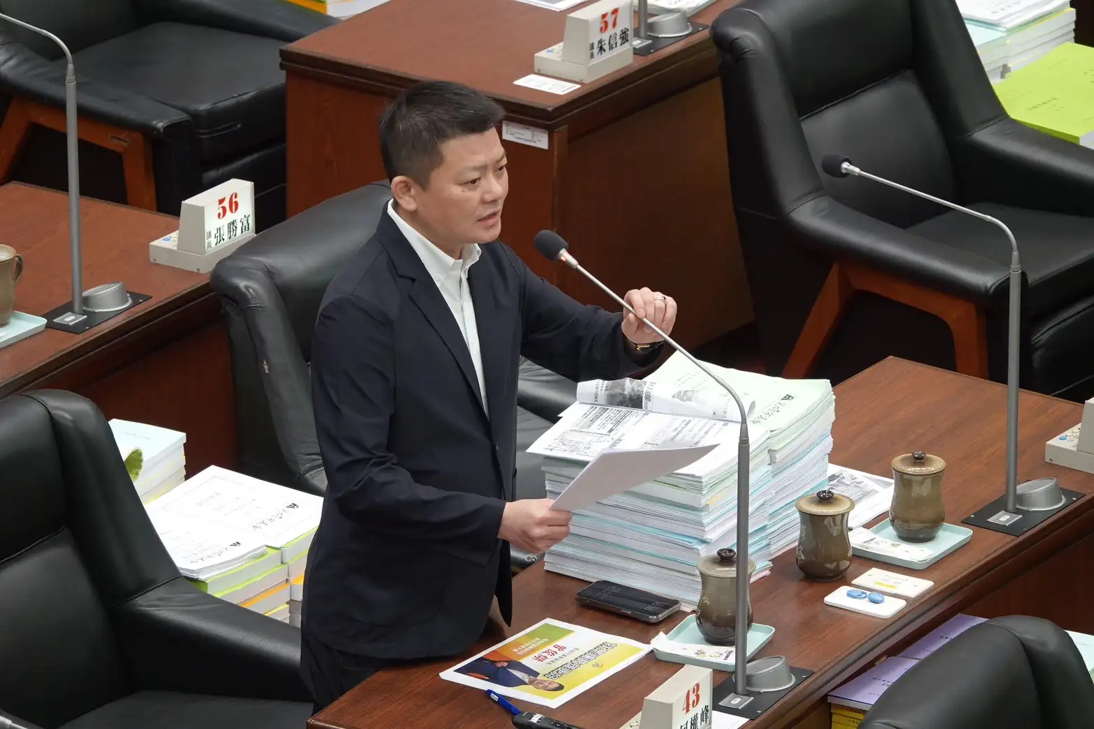 副議長曾俊傑質詢要求工務單位比照環保局清潔隊颱風出勤「加一補一」政策，體恤工務局相關單位的員工。（記者吳文欽攝）