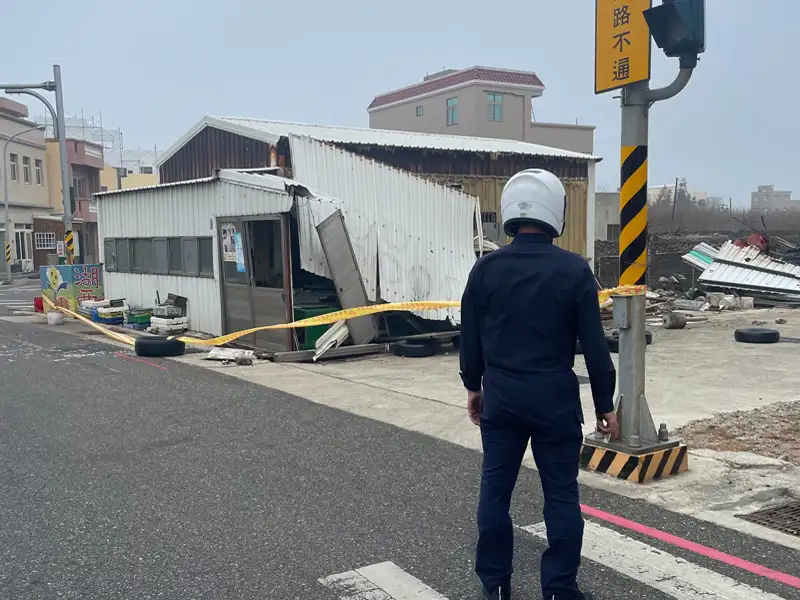 颱風康芮為澎湖帶來14級強風，造成多起路樹倒塌、鐵皮毀損。(記者張振興翻攝)