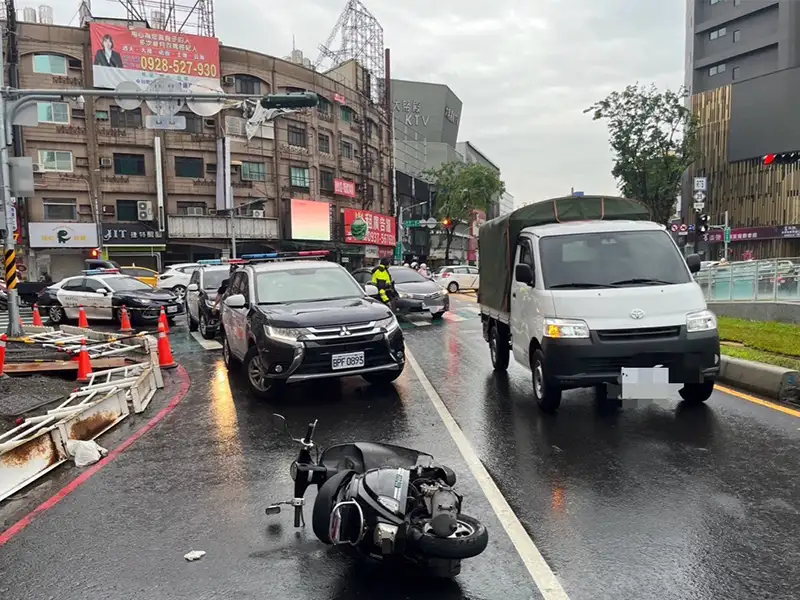 騎士行經建國一路、大順三路口時，追撞同向捷警巡邏車，再波及1輛機車跟1輛自小客車，共造成2機車2汽車受損。(記者張振興翻攝)