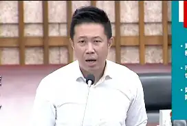 市議員鍾易仲表示，鄰近水源區的高爾夫俱樂部，租約到期仍繼續使用，還有違規使用農藥，希望收回後能確實為地方居民使用。（記者吳文欽攝）