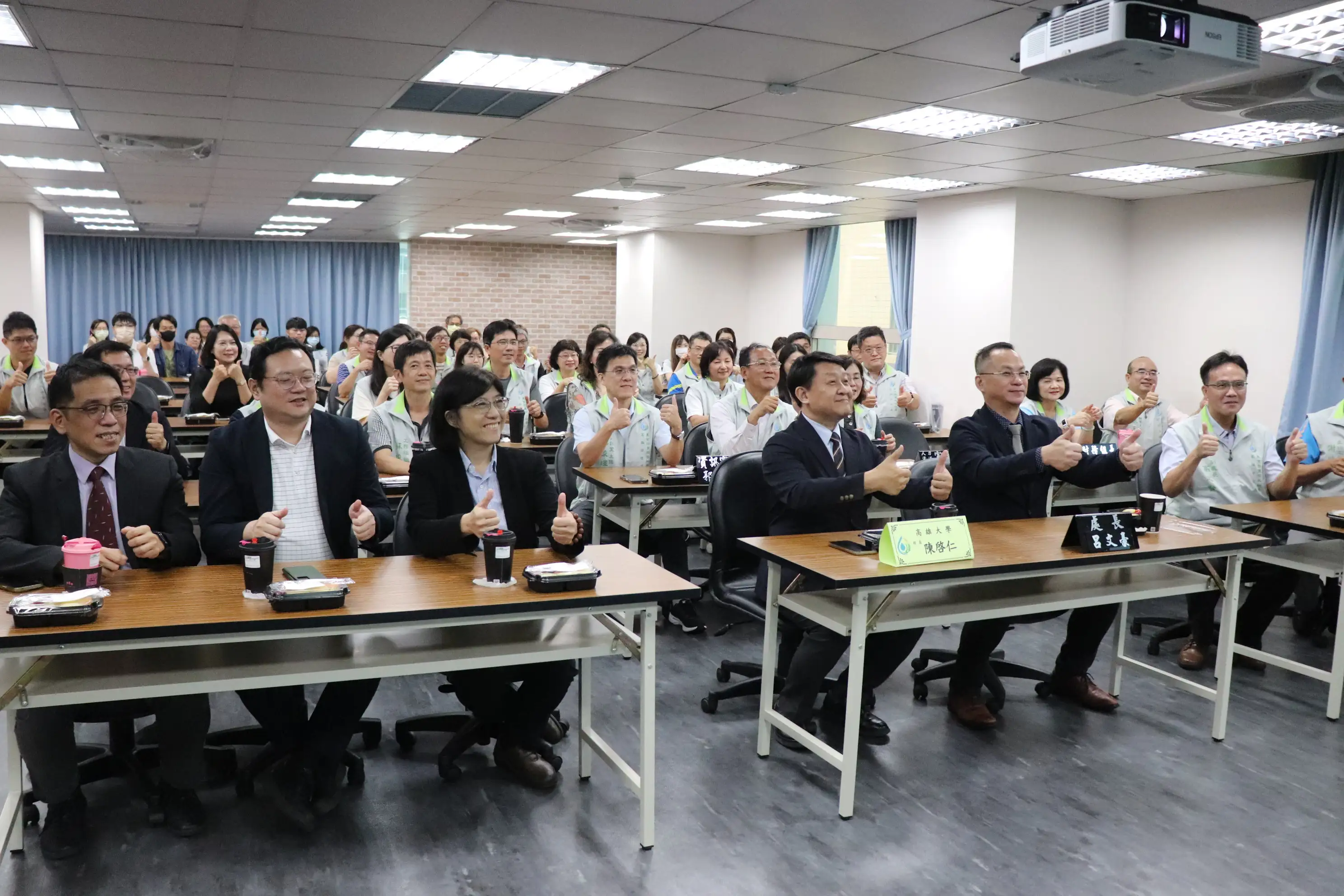 水署高雄管理處長呂文豪和國立高雄大學校長陳啟仁，四日在農水署高雄管理處簽署合作備忘錄。（記者吳文欽攝）