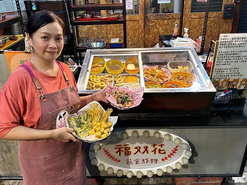 現年51歲的陳昭慧，為推廣素食健康餐飲，向勞動部申請微型創業貸款一圓創業夢。(圖/南分署提供)