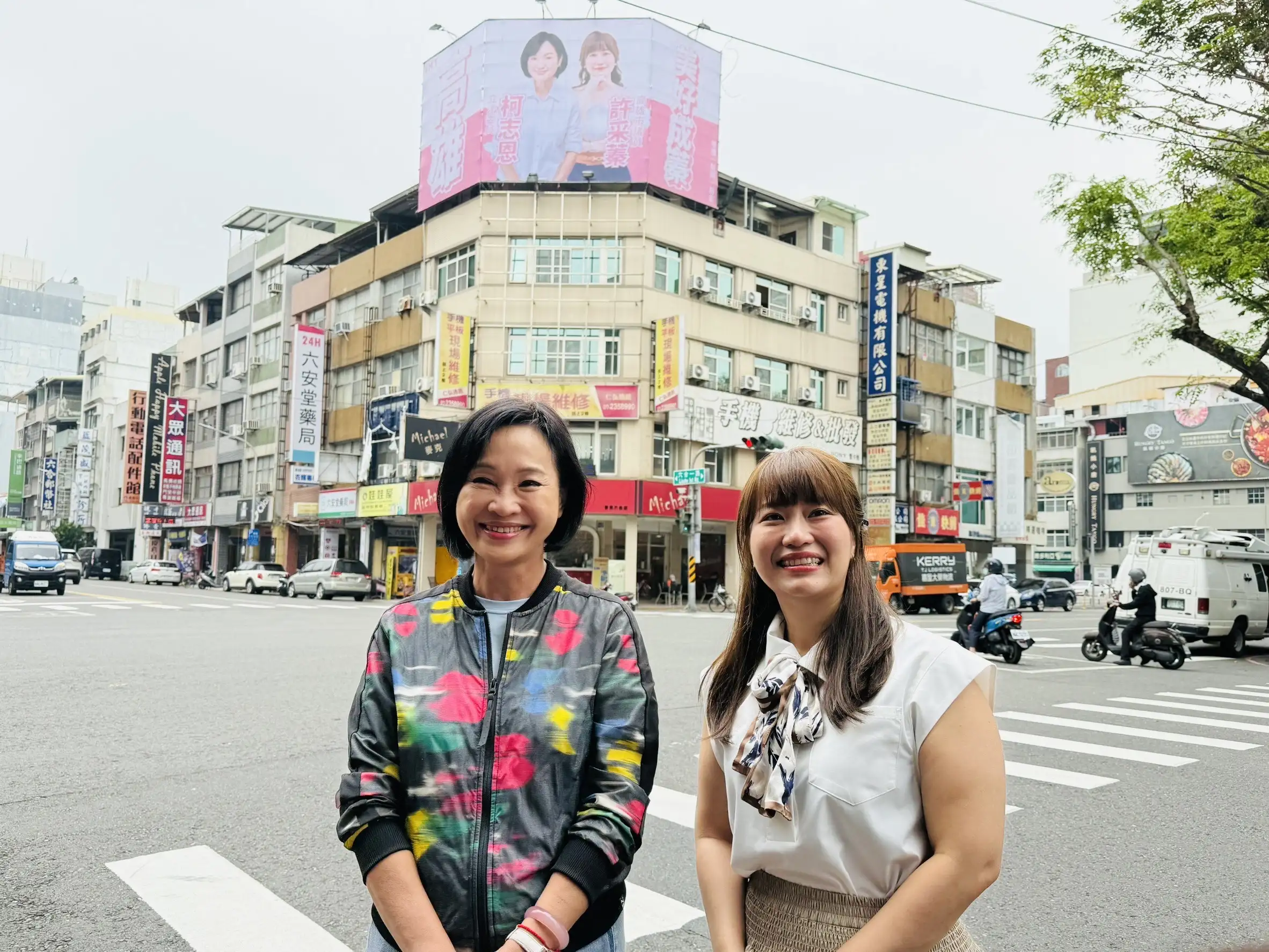 市議員許采蓁在高雄街頭掛起與國民黨立委柯志恩的宣傳看板，強調這面合體看板，是表達對柯志恩的支持。（記者吳文欽攝）