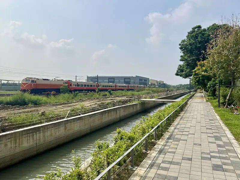 水岸沿線廊道建置完成後能欣賞到列車呼嘯而過的畫面，豐富多元具特色的水岸生活魅力。(圖/都發局提供)