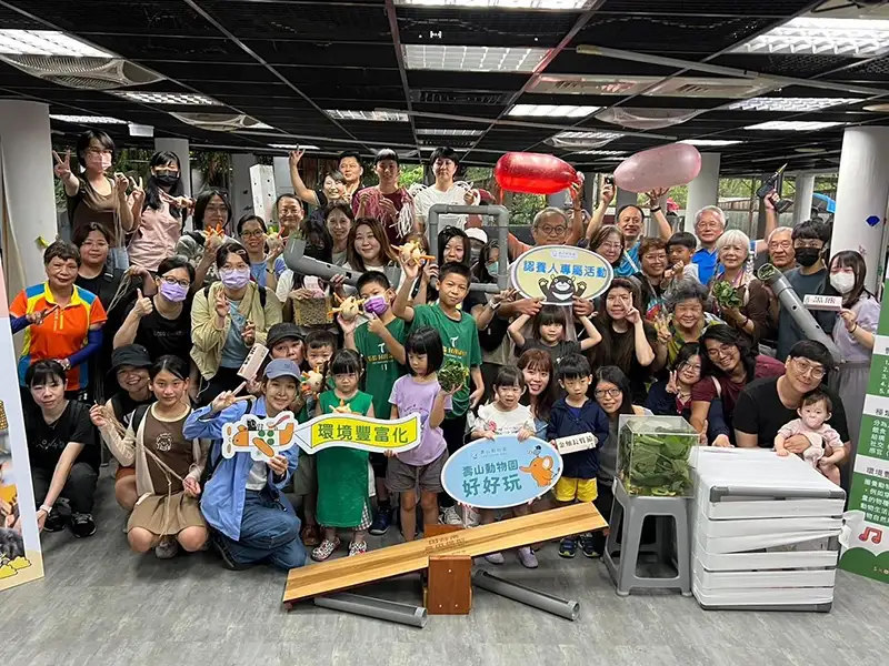 作品除成為遊客打卡地標，也強化環保意識，呼籲大小朋友一同守護地球。（記者吳文欽攝）