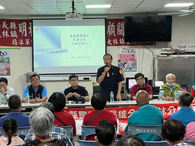 民雄分局長吳俊德(站立者)出席大林鎮明和社區治安輔導訪視會議。(圖/民雄分局提供)