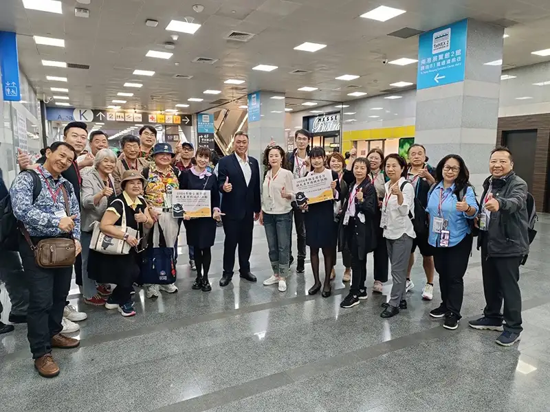 崑山科大安排僑臺商台灣觀光產業參訪團參加ITF台北國際旅展，全體合影。(圖/崑山科技大學)