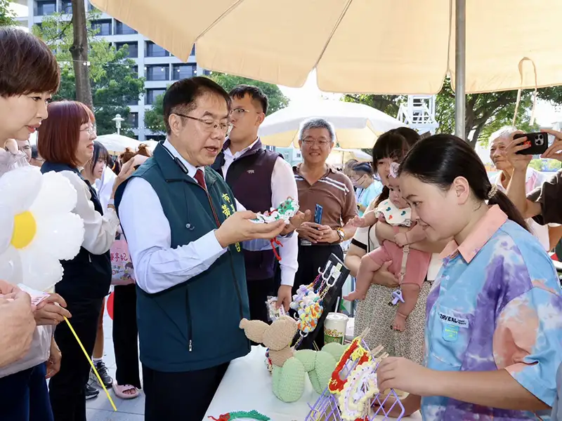 「第18屆歲末有愛「人客來尞」市集X北區社造派對」，9日在阿嬤妳看市集廊道（美國學校舊址）熱鬧登場。(圖/記者林怡孜)