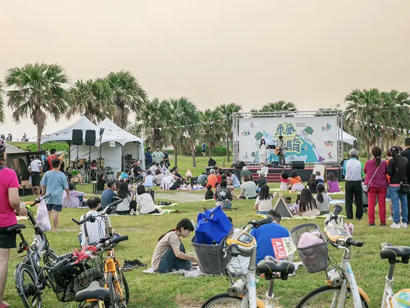 觀光局舉辦的林園場高雄乘風而騎活動，九日在林園海洋濕地公園超萌登場，吸引上千人共襄盛舉。（記者吳文欽攝）