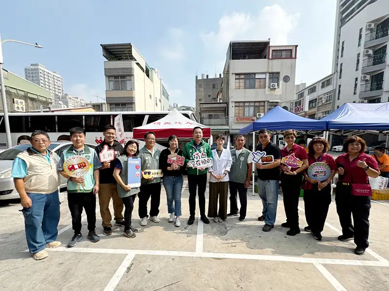 民進黨高雄市黨部十日在前金區扶風殿辦理公益捐血活動，捐血情況踴躍。（記者吳文欽攝）