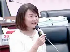 市議員陳麗娜表示，後勁勞宅每年光用電就被超收303萬元，經發局應邀集市府、中油、勞宅居民三方開會討論如何將勞宅改為民生用電用水。（記者吳文欽攝）