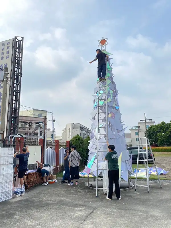 聖誕樹現場製作過程。(圖/崑山科技大學)