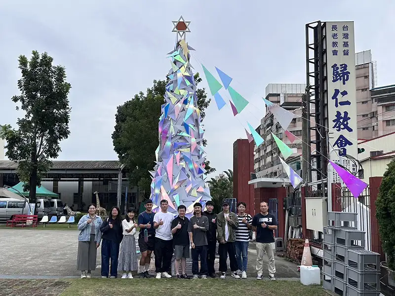 崑大空設系攜手歸仁教會過聖誕，師生與作品「以馬內利之樹」合影。(圖/崑山科技大學)