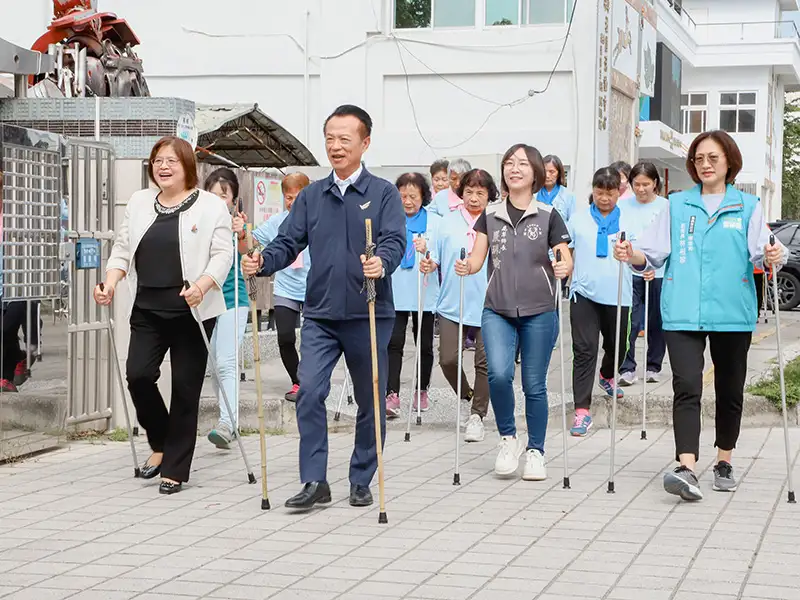 翁章梁縣長推廣嘉義縣首創「骨鬆肌少高風險運動營養班」。(圖/嘉義縣衛生局 提供)