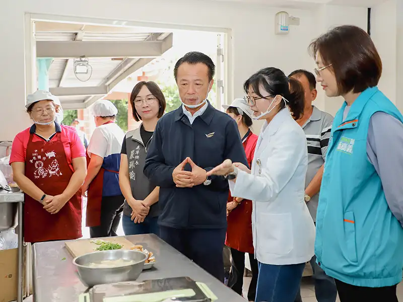 社區營養推廣中心營養師也進入社區據點教導餐食攝取原則，確保長輩均衡飲食。(圖/嘉義縣衛生局 提供)